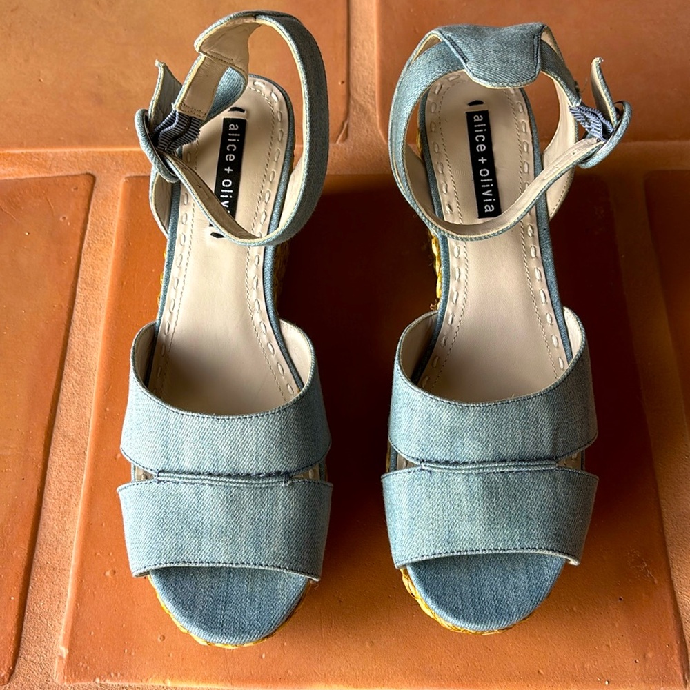 Alice and Olivia NWOT size 10 wedge heel in blue.